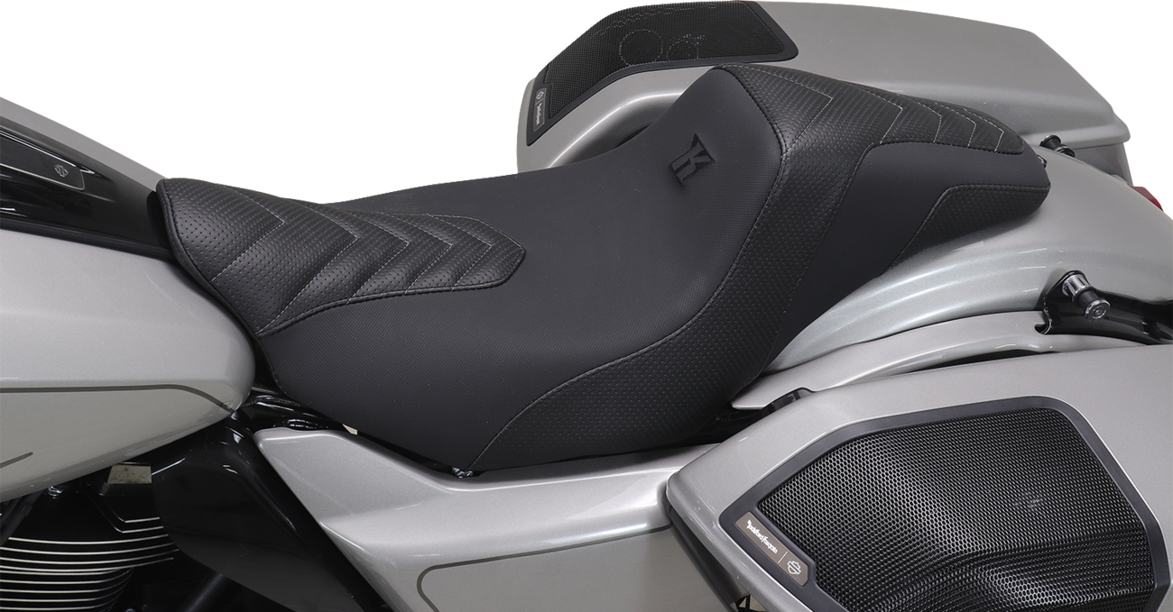 Signature Series Squareback™ Seat - Gripper Vinyl - Chevron - Gunmetal Stitch - FLH/FLT '23-'25