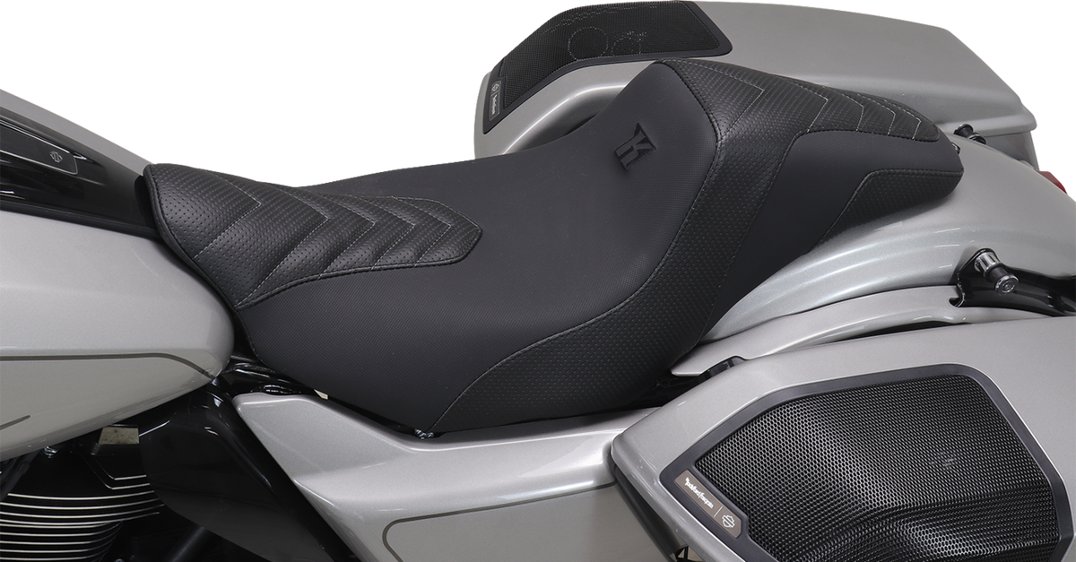 Signature Series Squareback™ Seat - Gripper Vinyl - Chevron - Gunmetal Stitch - FLH/FLT '23-'25