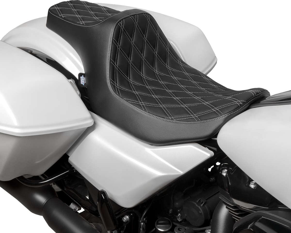 Predator III Seat - Double Diamond - Silver Stitched - FLT/FLH '23-'24