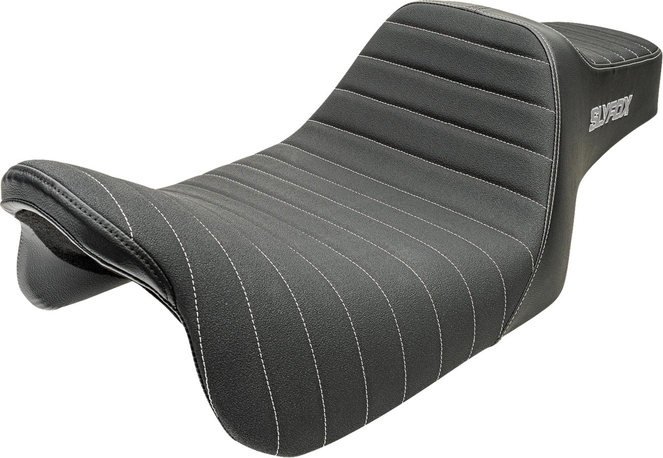 Highnoon Seat - Vinyl - Classic Stitch - Silver Logo - FLH/FLT '08-'24