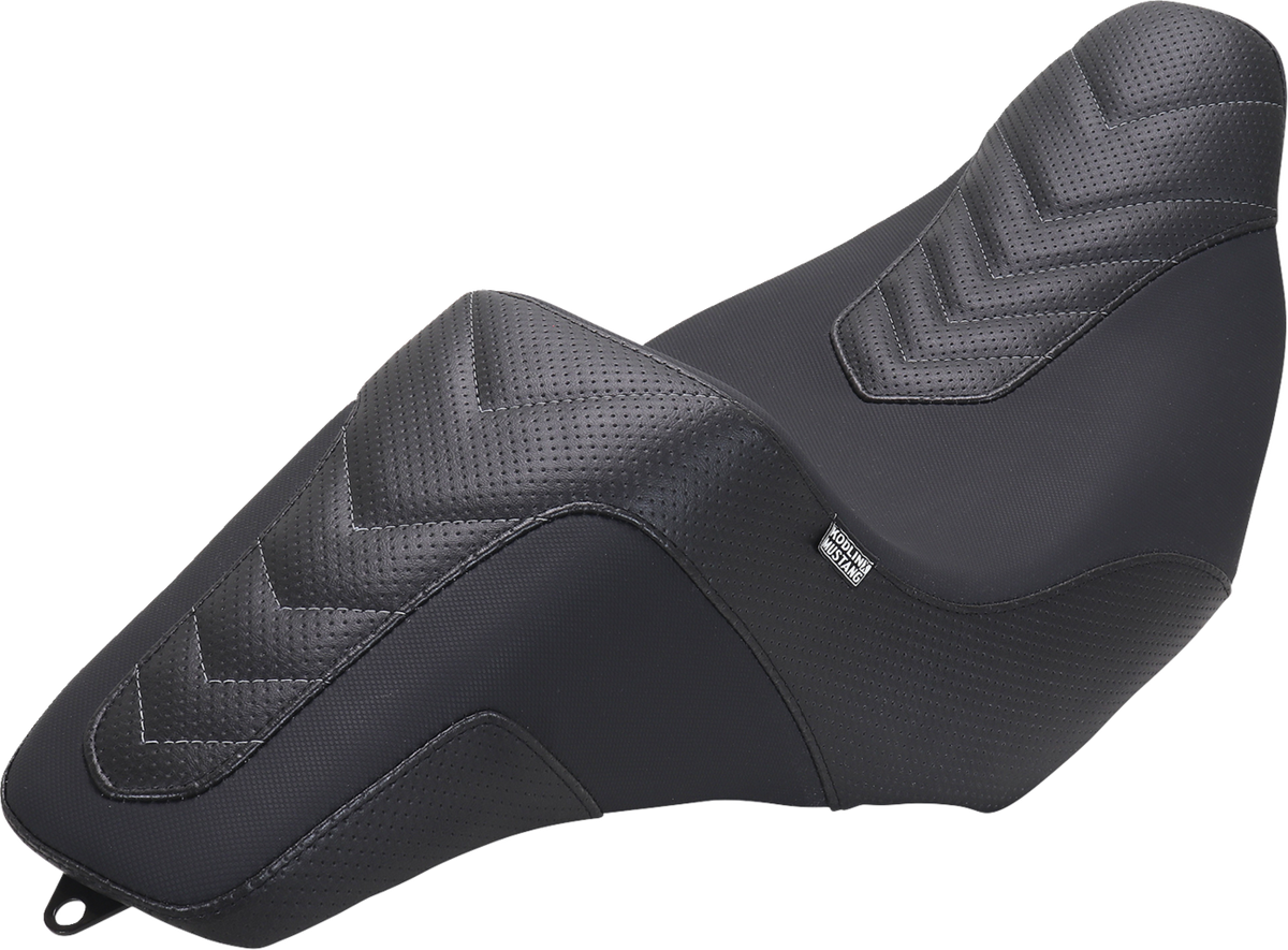 Signature Series Squareback™ Seat - Gripper Vinyl - Chevron - Gunmetal Stitch - FLH/FLT '23-'25