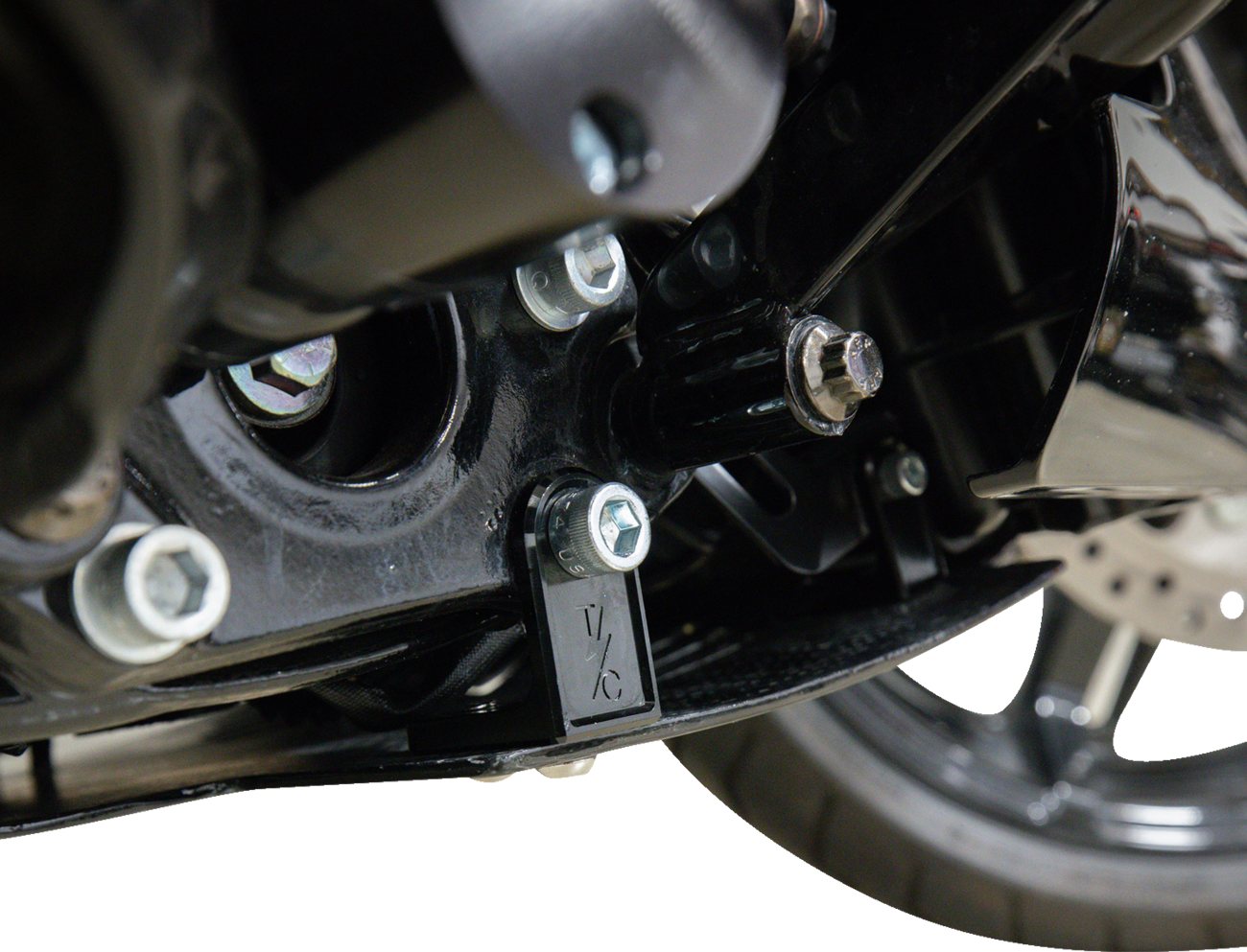 Skid Plate - Carbon Fiber/Gloss - With Black Brackets - FLHX/FLTRX