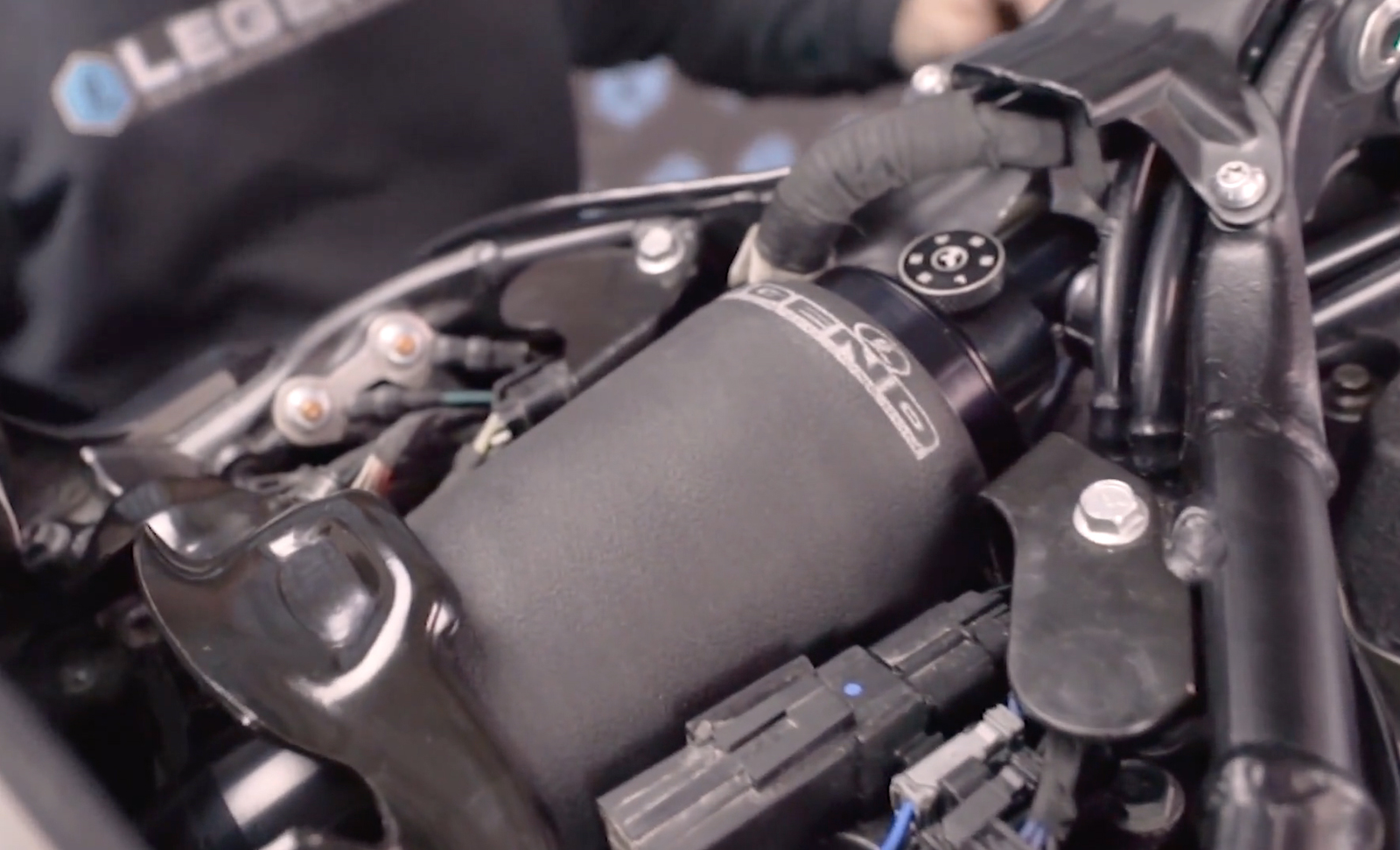 AIR-A M-Eight Softail AIR Suspension - Black - M8
