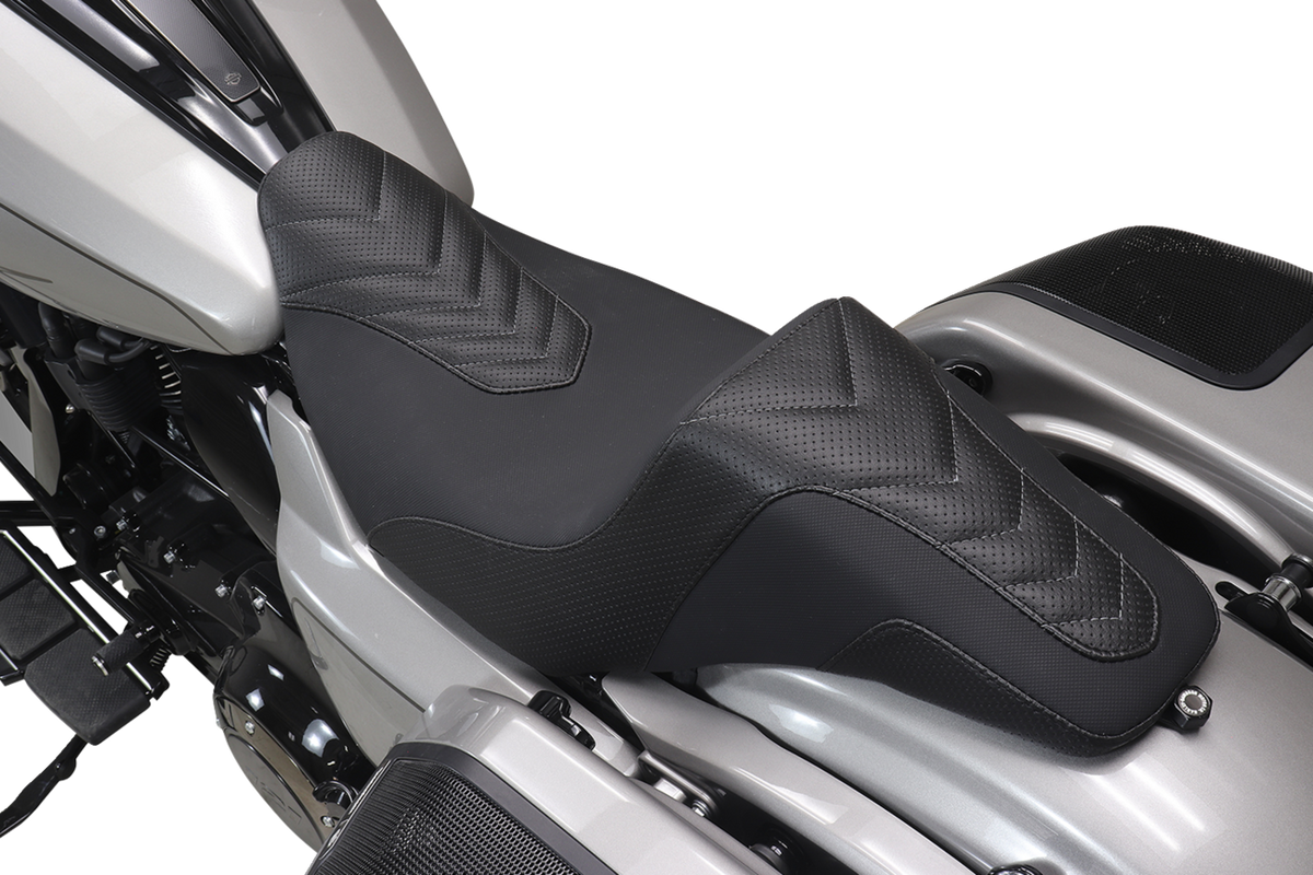 Signature Series Squareback™ Seat - Gripper Vinyl - Chevron - Gunmetal Stitch - FLH/FLT '23-'25