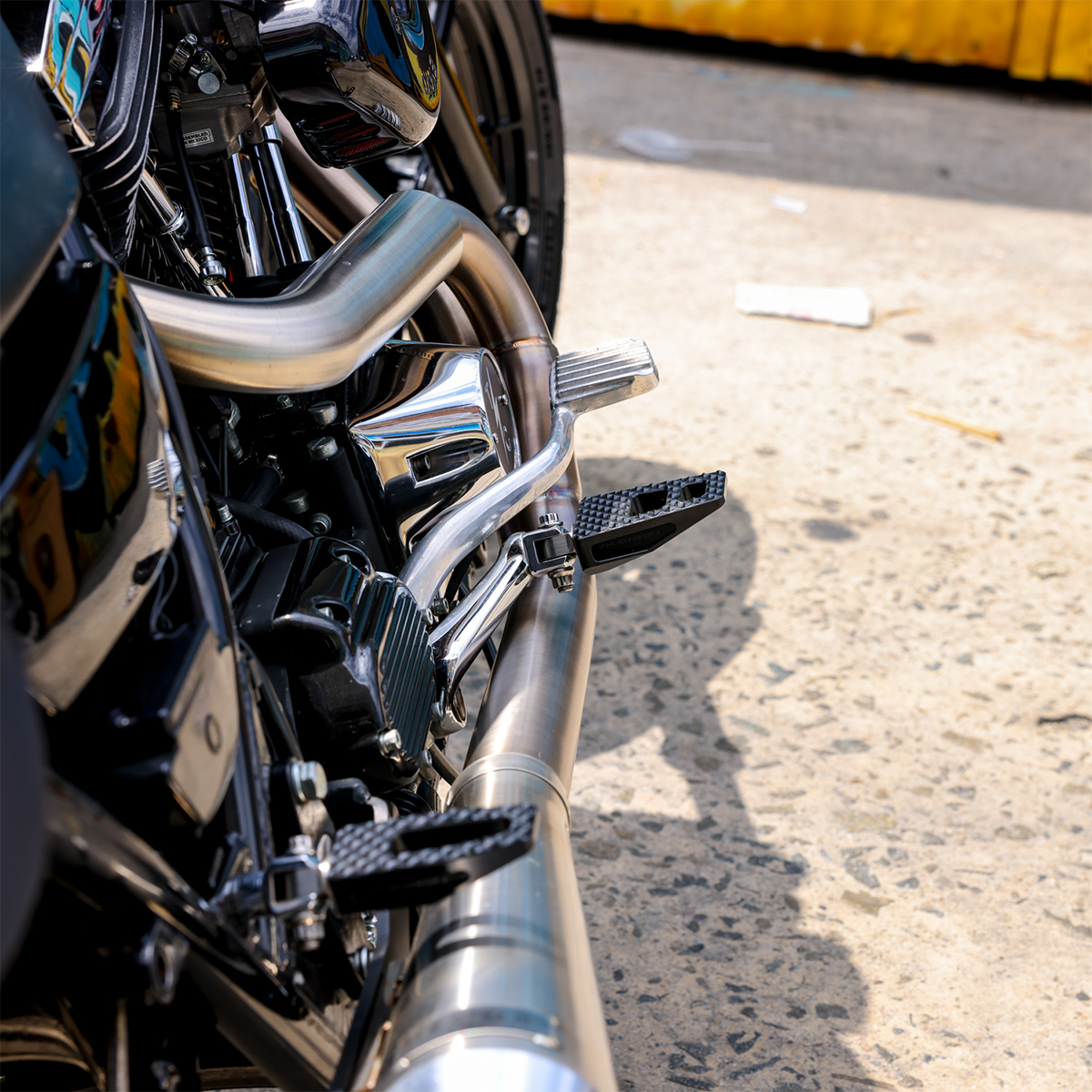 Front P-54 Foot Pegs - Black - Softail