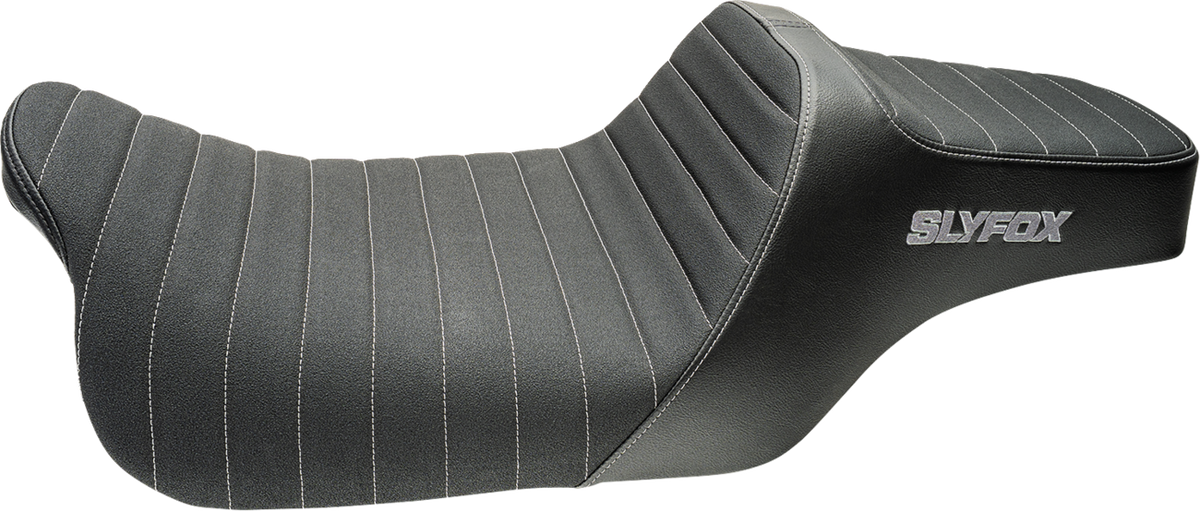 Highnoon Seat - Vinyl - Classic Stitch - Silver Logo - FLH/FLT '08-'24