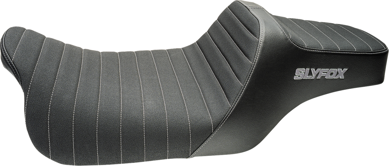 Highnoon Seat - Vinyl - Classic Stitch - Silver Logo - FLH/FLT '08-'24